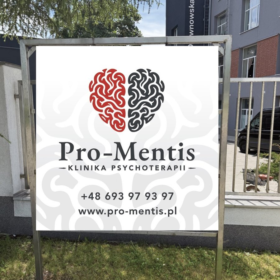 Tablica informacyjna Pro-Mentis przed wejściem do poradni