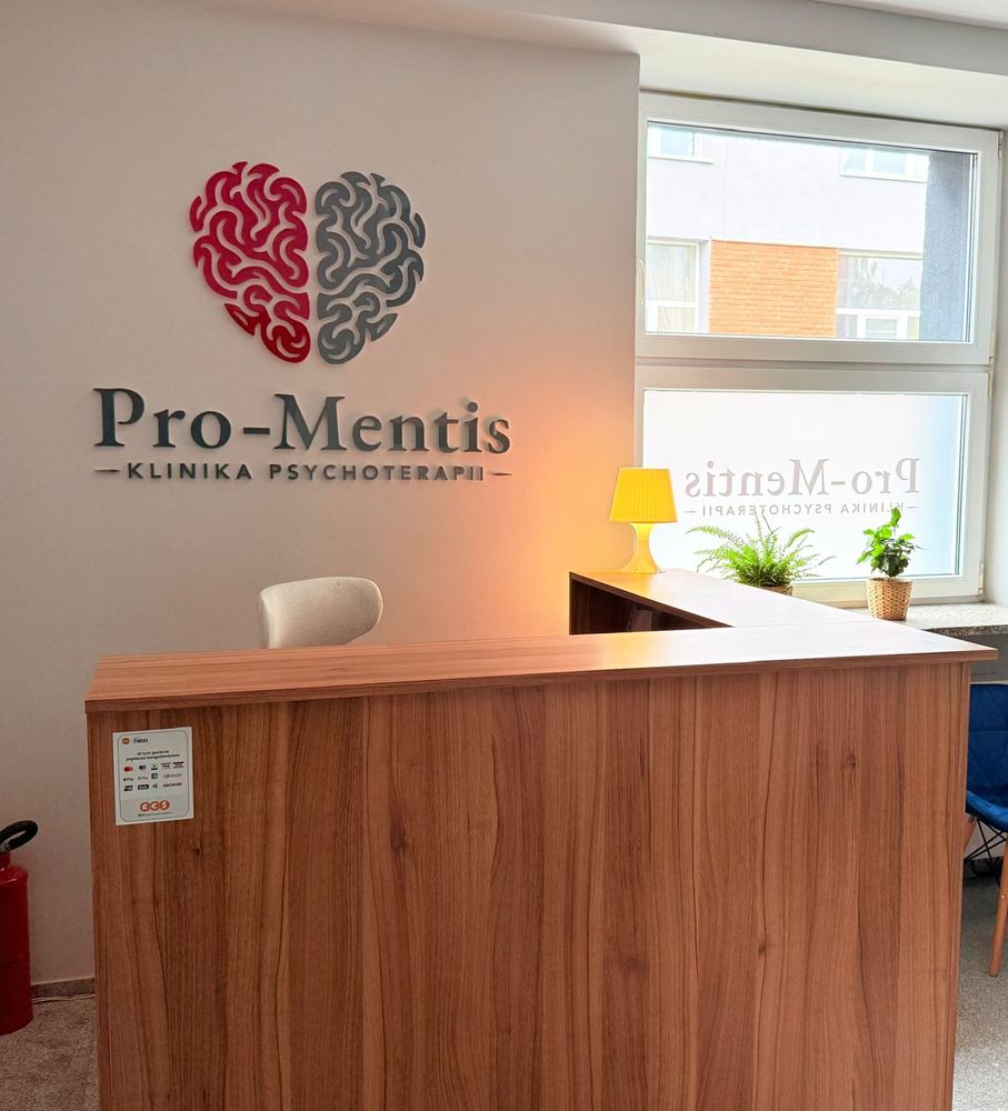 Recepcja kliniki Pro-Mentis — logo serca-mózgu na ścianie